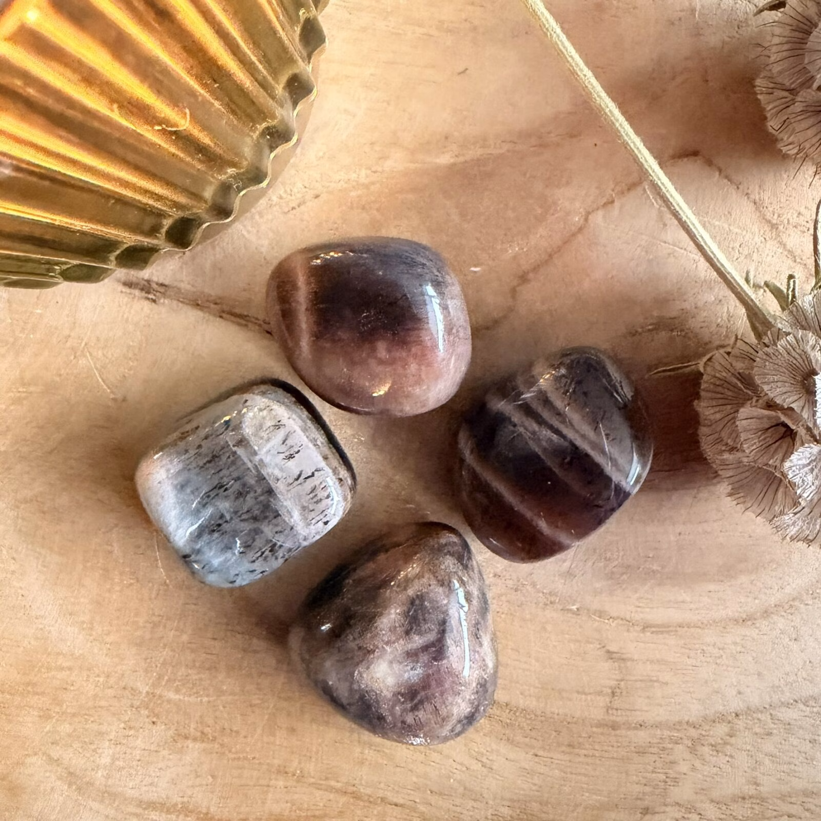 Veldspaat trommelsteen 18 gram voor rust en creativiteit, gepolijste Veldspaat edelsteen bij Natuursteentje, handgeselecteerde Veldspaat kopen voor balans, spirituele werking Veldspaat voor nieuwe perspectieven, edelsteen combinatie met Maansteen en Zonnesteen, unieke trommelsteen webshop Natuursteentje.