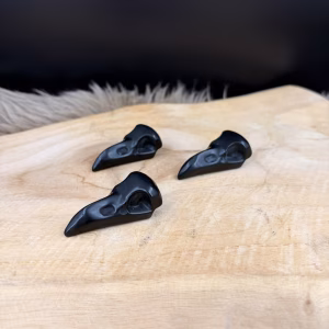 Raaf Schedel Obsidiaan van 24 gram voor spirituele bescherming, zwarte edelsteen raaf schedel van vulkanisch glas bij Natuursteentje, unieke handgesneden Raaf Schedel Obsidiaan 5 cm, spirituele werking Obsidiaan tegen negatieve energie, raven schedel edelsteen voor diep inzicht en aarding, kleine Raaf Schedel Obsidiaan amorf kristalstelsel kopen.