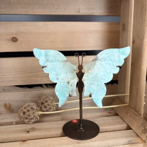 Amazoniet vlinder op standaard 130 gram voor balans en rust, unieke groenblauwe edelsteen vlinder op zilveren voet bij Natuursteentje, spirituele werking Amazoniet tegen straling en stress, handgeselecteerde Amazoniet vlinder met triclien kristalstelsel.