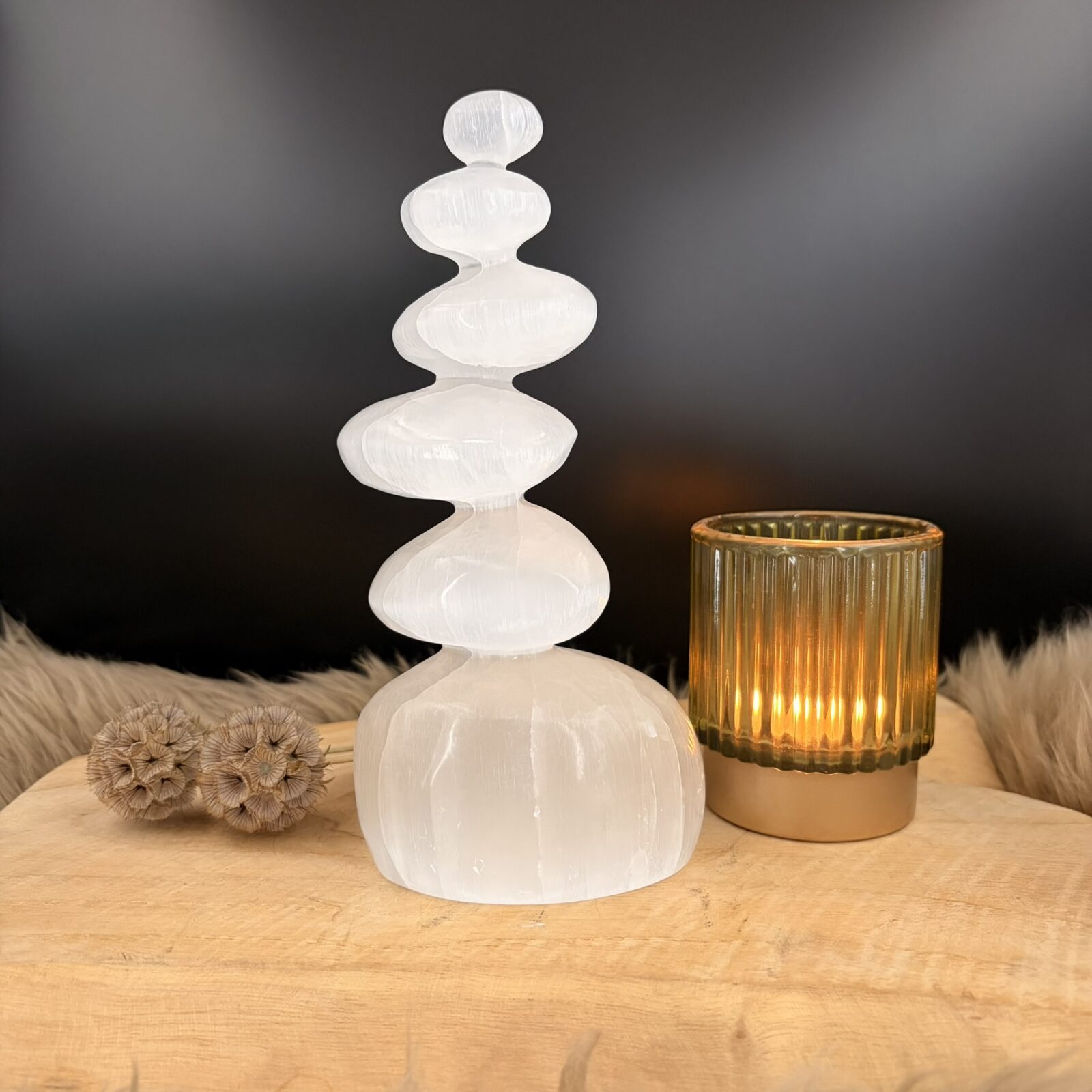 Handgemaakt Seleniet Steenmannetje uit Marokko van 20 cm hoog voor rust en energetische zuivering in huis.