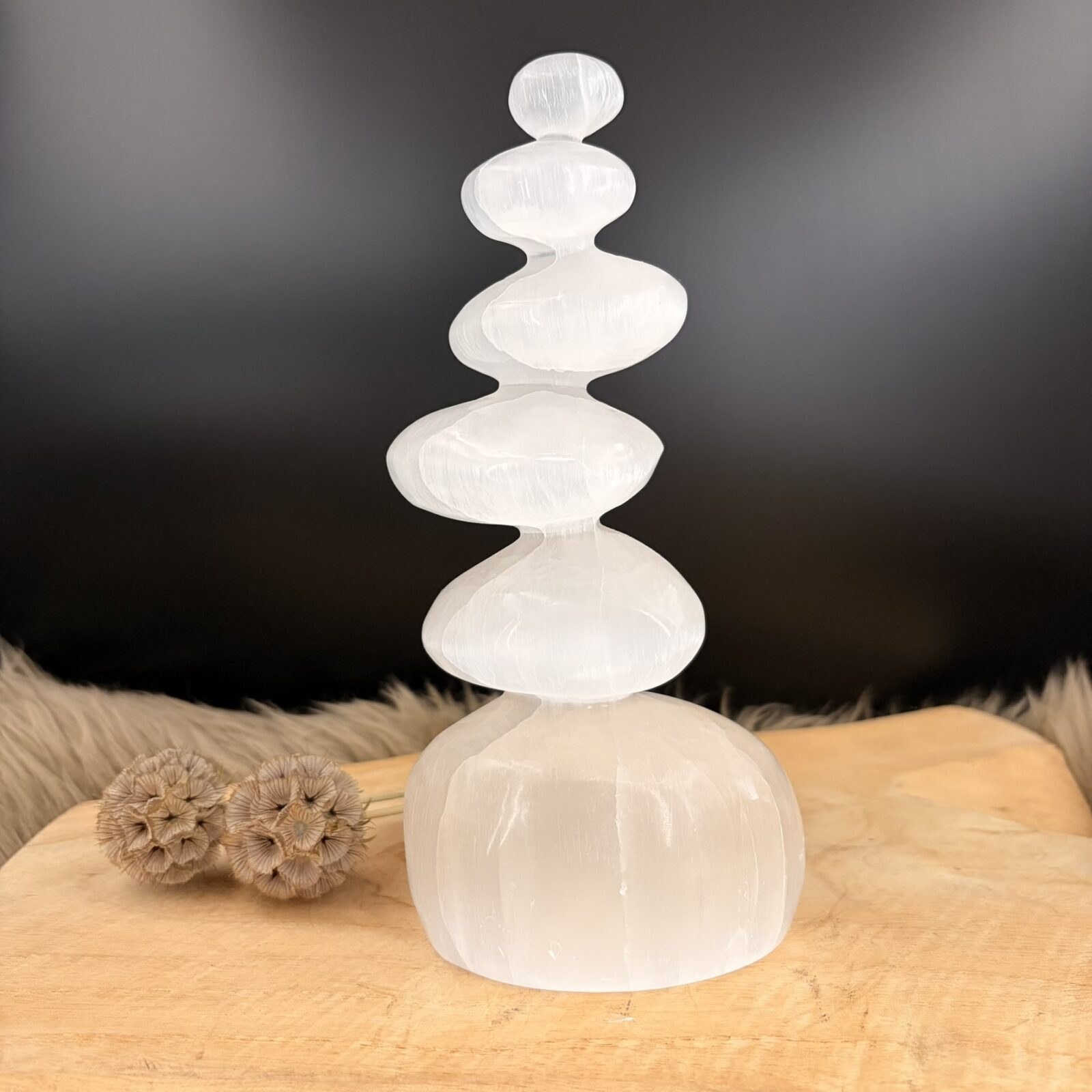 Seleniet Steenmannetje uit Marokko 20 cm voor rust en zuivering, wit handgemaakt Steenmannetje van Seleniet bij Natuursteentje, spirituele werking Seleniet tegen stress en overprikkeling, groot Seleniet beeldje met monoklien kristalstelsel voor in huis, edelsteen Steenmannetje voor meditatie en een zuivere sfeer, handgeselecteerde witte Seleniet decoratie voor een positieve mindset bij Natuursteentje.