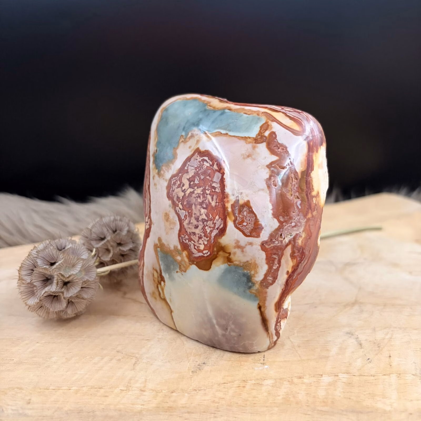 Polychroom Jaspis Freeform: Gedeeltelijk gepolijste Polychroom Jaspis freeform van 425 gram met natuurlijke aardse kleuren en vlammende patronen, 9 cm hoog.