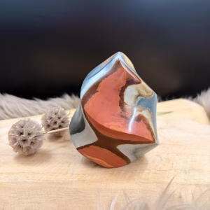Polychroom Jaspis vlam: Gepolijste Polychroom Jaspis vlam van 729 gram met natuurlijke rode en gele patronen, 9,5 cm hoog.