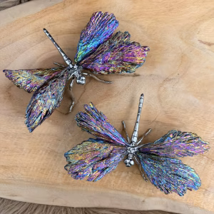 Kyaniet Dragonfly Groot met regenboogkleurige aura coating op de vleugels en zilverkleurig lijfje 12 cm breed en 100 gram.