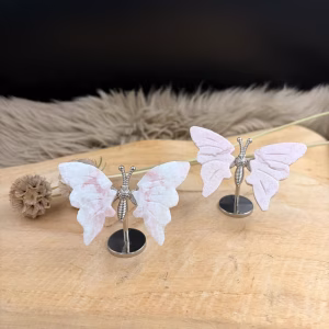 Roze Opaal Vlinder met een zilveren lijfje en zachtroze vleugels, ongeveer 8 cm breed.