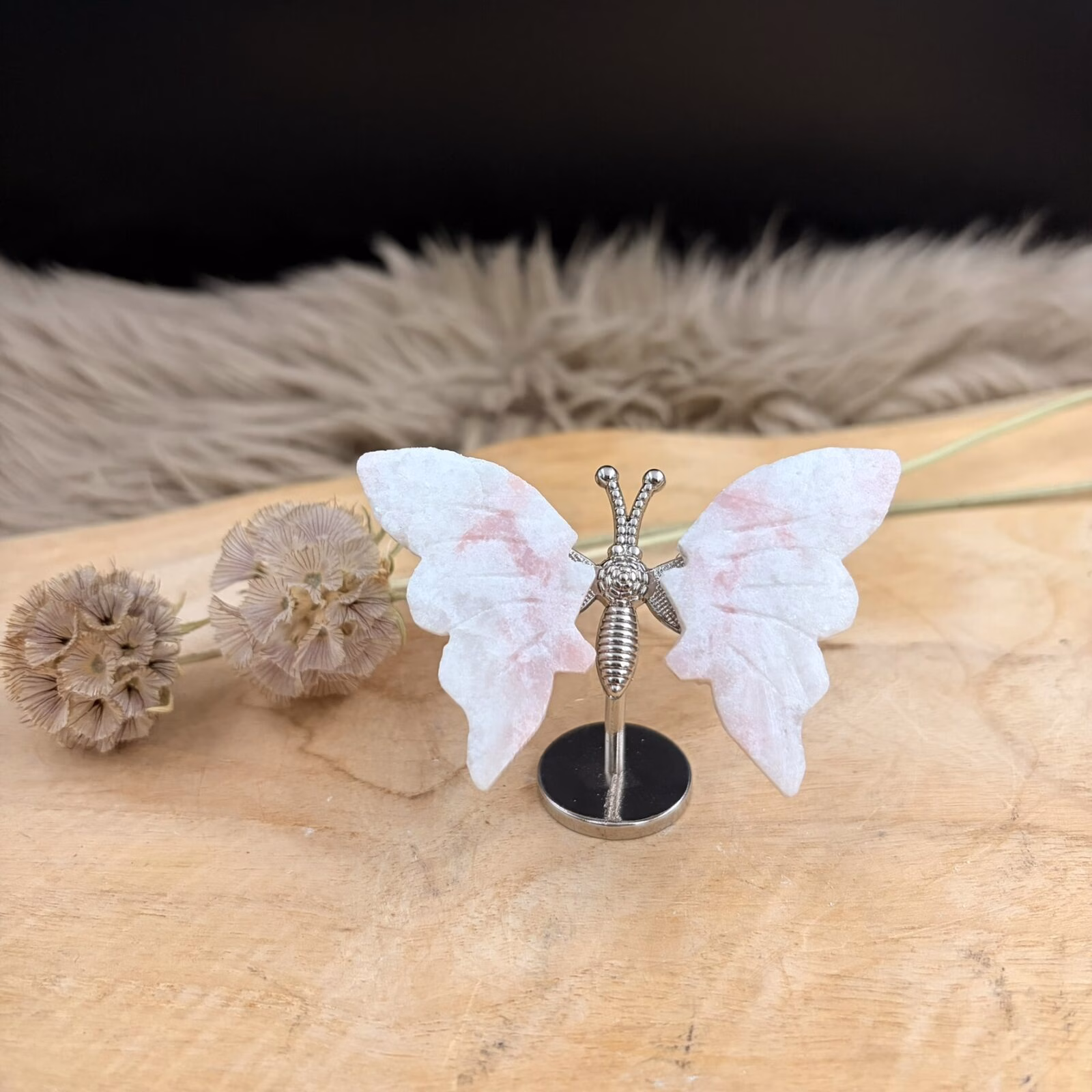 Roze Opaal Vlinder met een zilveren lijfje en zachtroze vleugels, ongeveer 8 cm breed.