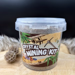 Crystal Mining Kit emmertje gevuld met zand en edelstenen, Kind maakt een ruwe edelsteen schoon met een klein kwastje, Inhoud van de edelstenen mining kit met fossielen en mineralen, Schatzoeken voor kinderen met een emmertje vol edelstenen zand, geode kraken, leuke activiteit rondom edelstenen en mineralen