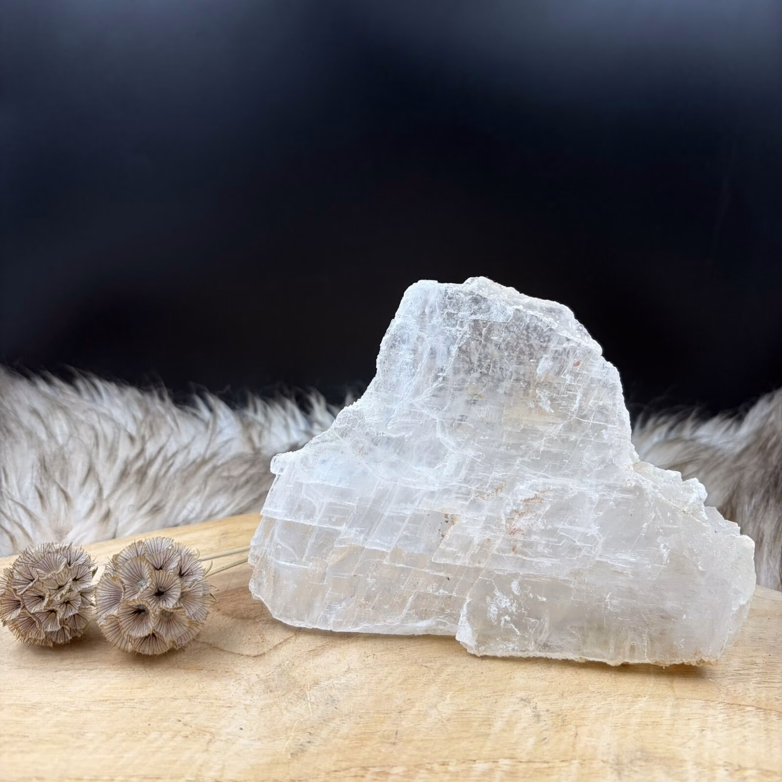 mariaglas wolk heldere seleniet 925 gram, groot stuk mariaglas staand kristal, verschil mariaglas en seleniet uitleg, transparante seleniet wolk natuursteen, decoratief kristal mariaglas 21 cm breed, helder gipskristal voor energetische reiniging