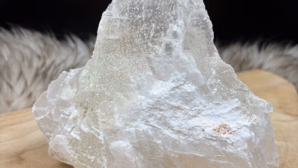 veelgestelde vragen over edelstenen en mineralen, Helder mariaglas object in wolkvorm natuurlijke seleniet edelsteen met een gewicht van 624 gram