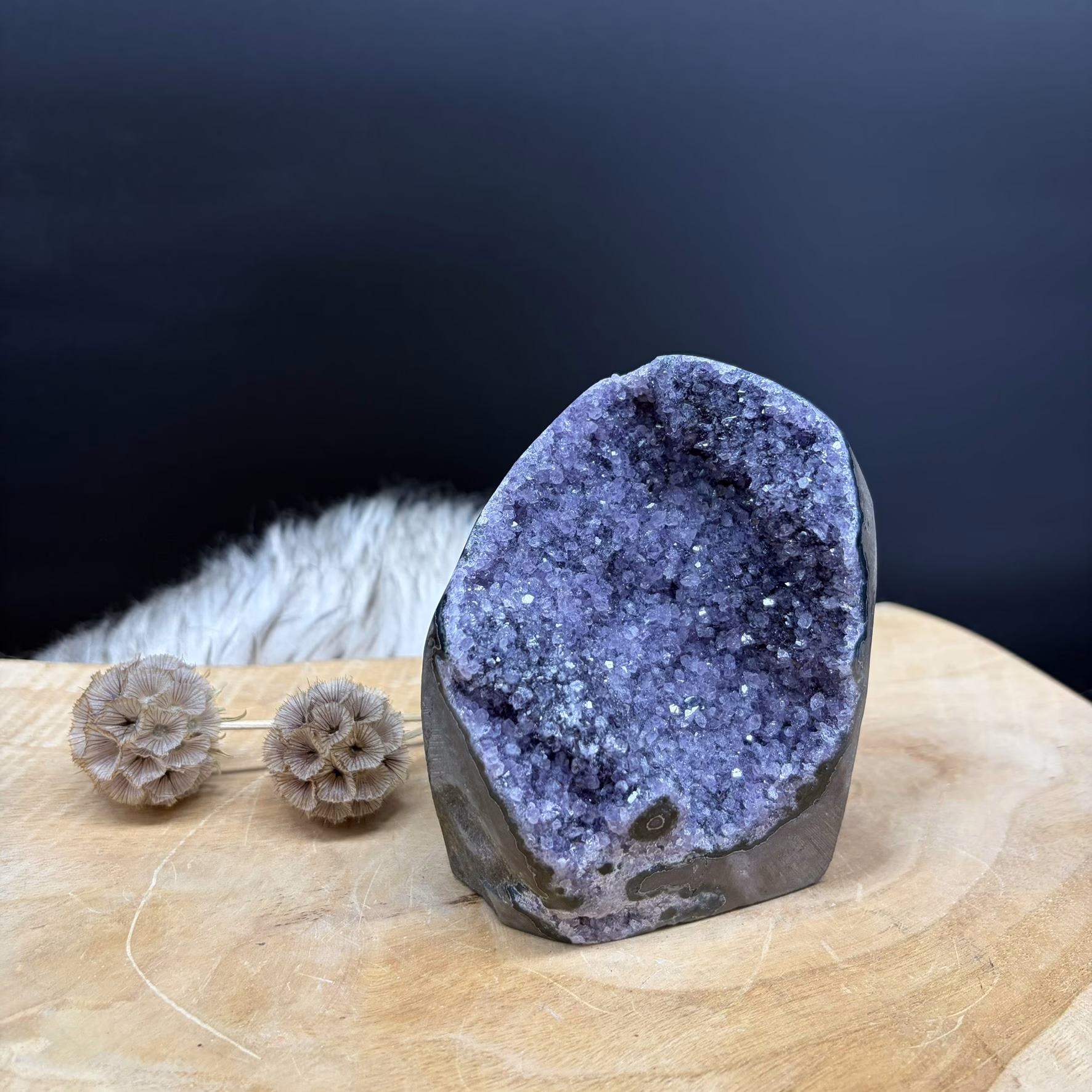 Ruwe Amethist cut-base met kleine violetkleurige kristalpunten