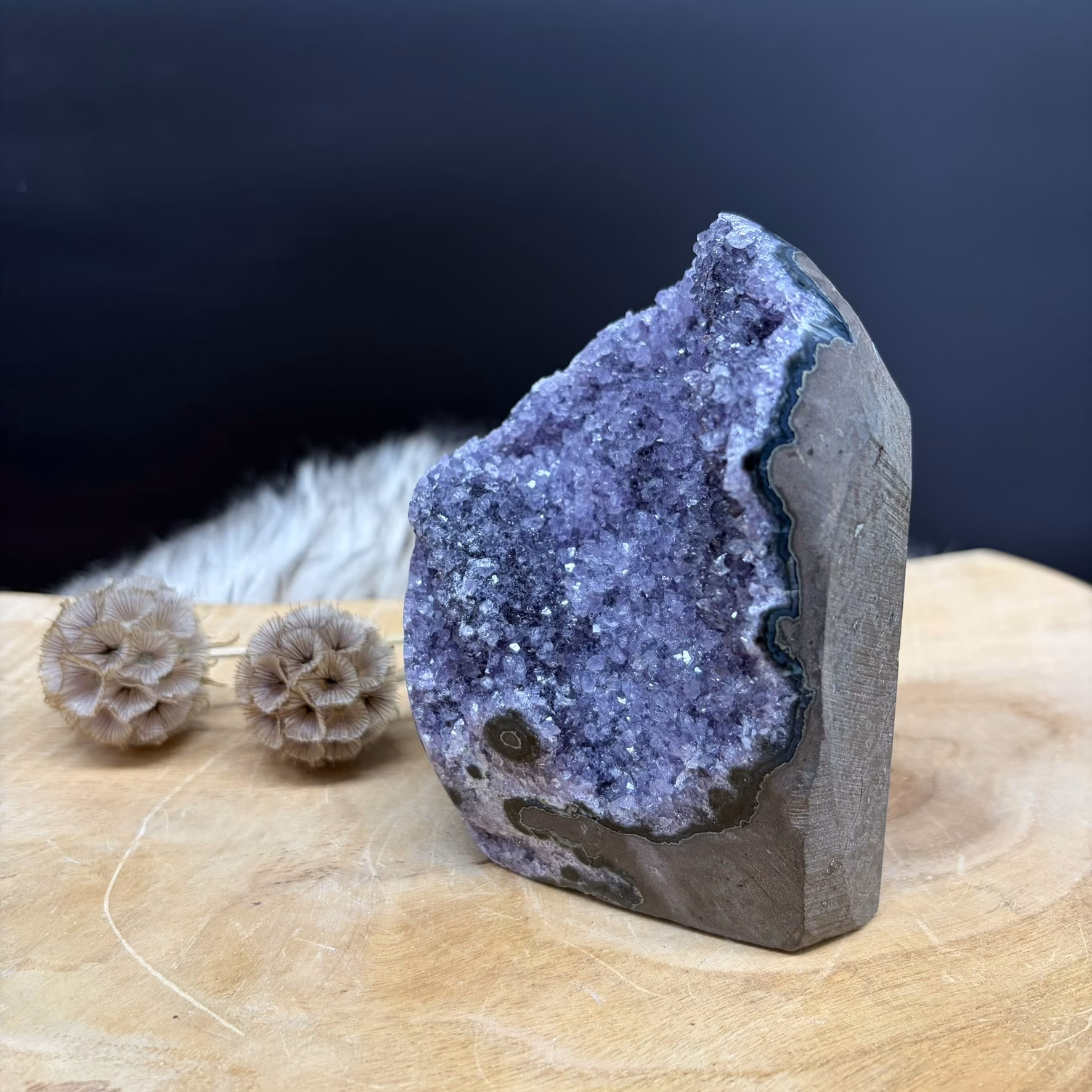 Amethist cut-base van 892 gram met glinsterende kristallen