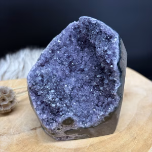 Amethist cut base ruw uit Brazilië met dicht kristaloppervlak