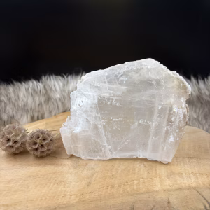 mariaglas wolk heldere seleniet 925 gram, groot stuk mariaglas staand kristal, verschil mariaglas en seleniet uitleg, transparante seleniet wolk natuursteen, decoratief kristal mariaglas 21 cm breed, helder gipskristal voor energetische reiniging