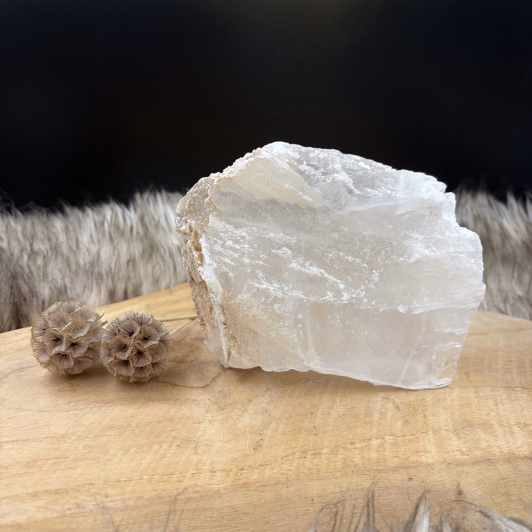 Zelfstaande Mariaglas wolk van transparant gipskristal met een zachte wolkvorm.