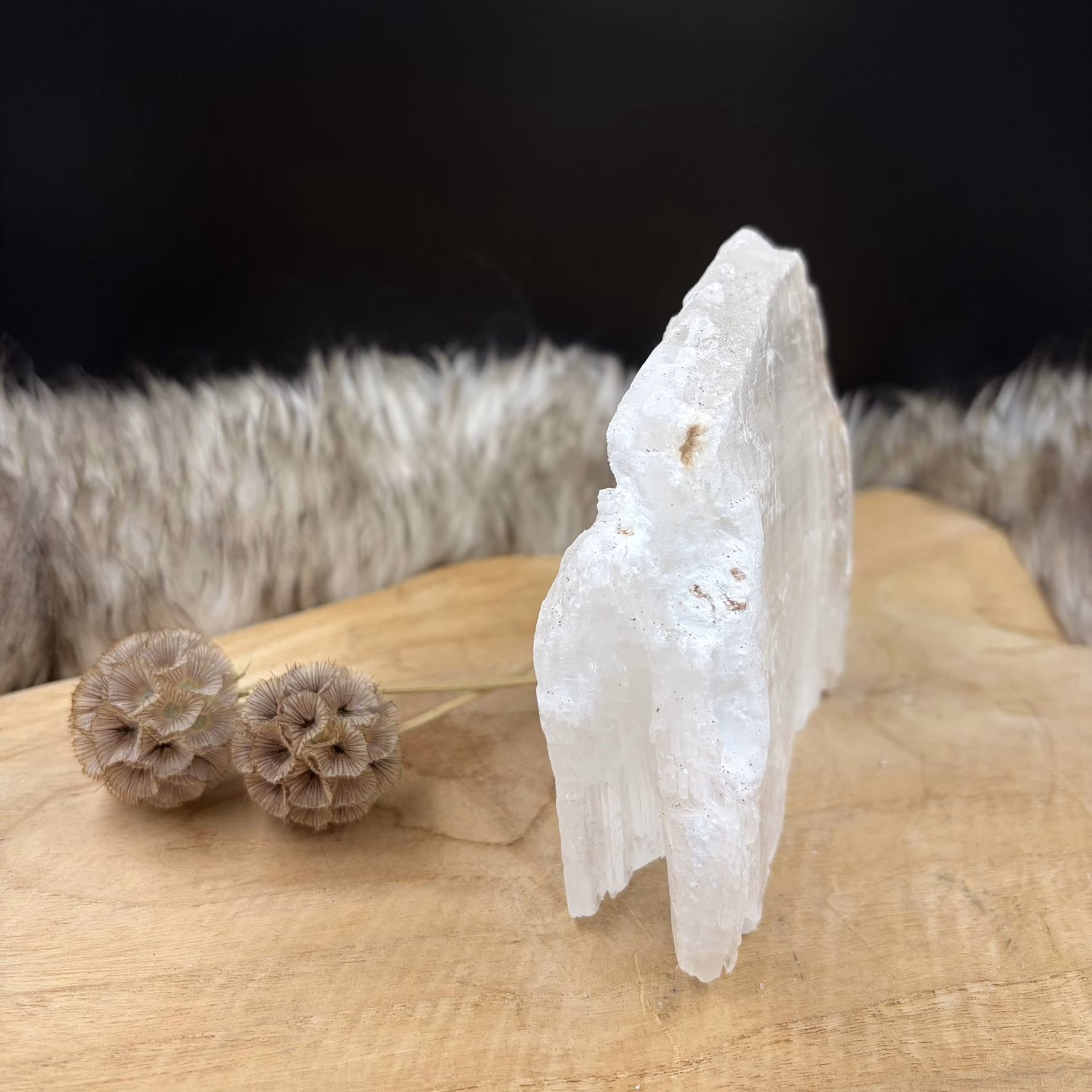 Zijaanzicht van een Mariaglas wolk van 612 gram met natuurlijke kristalstructuren.