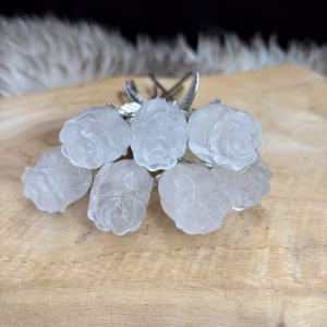 Bergkristal roos, Helder geslepen bergkristal roos met goudkleurig steeltje 15 cm, transparante edelsteen roos bergkristal zilverkleurig steeltje, handgemaakt cadeau van bergkristal 35 gram, detail van de bloemblaadjes van een bergkristal roos.