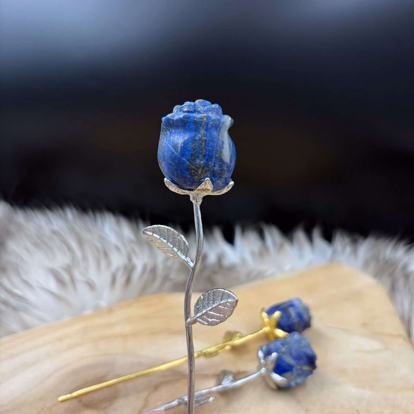 blauwe lapis lazuli roos goud steeltje, edelsteen bloem donkerblauw lapis lazuli, lapis lazuli roos zilver steeltje, handgemaakte lapis lazuli roos 15 cm, edelsteen cadeau blauwe roos, natuursteen roos met gouden pyriet
