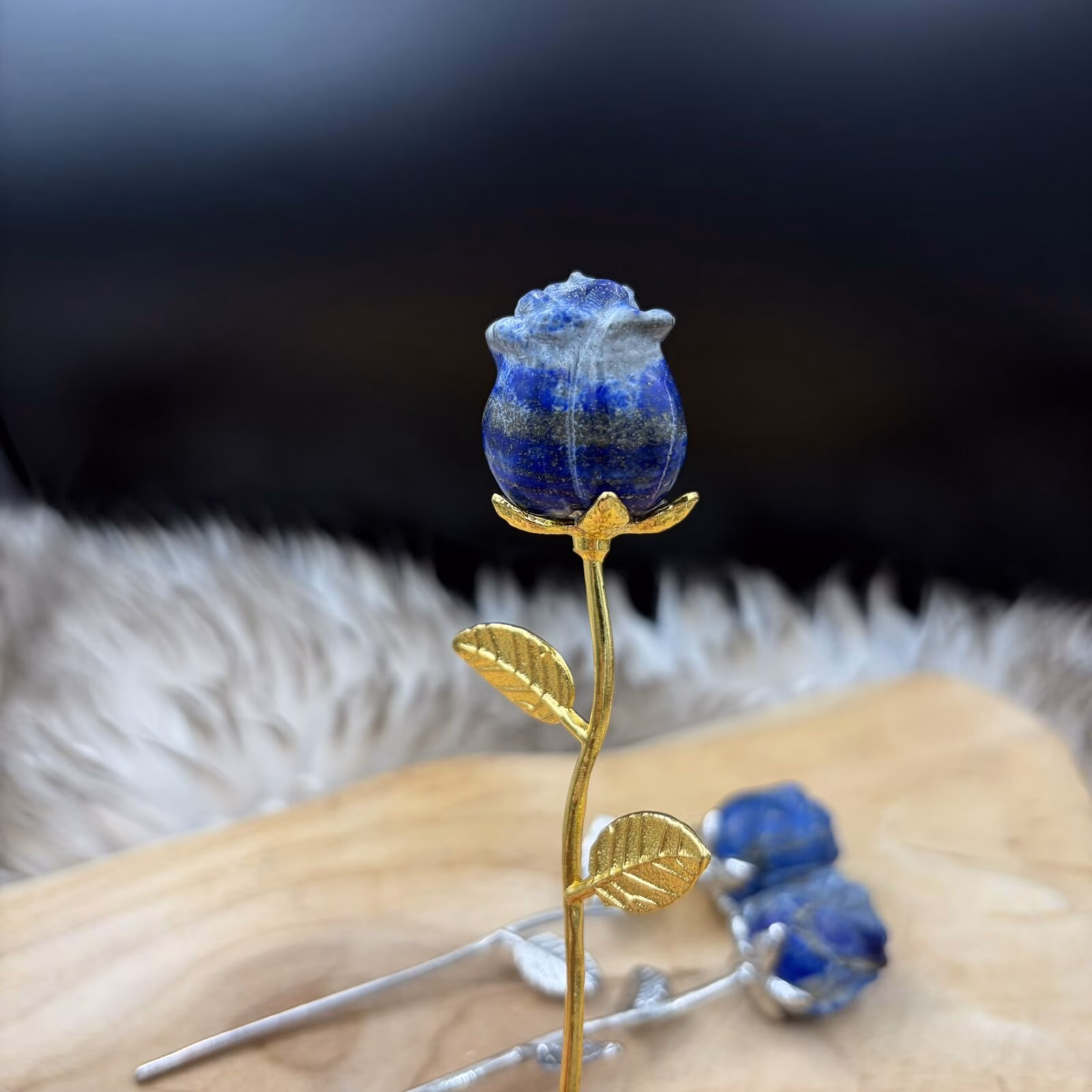 blauwe lapis lazuli roos goud steeltje, edelsteen bloem donkerblauw lapis lazuli, lapis lazuli roos zilver steeltje, handgemaakte lapis lazuli roos 15 cm, edelsteen cadeau blauwe roos, natuursteen roos met gouden pyriet