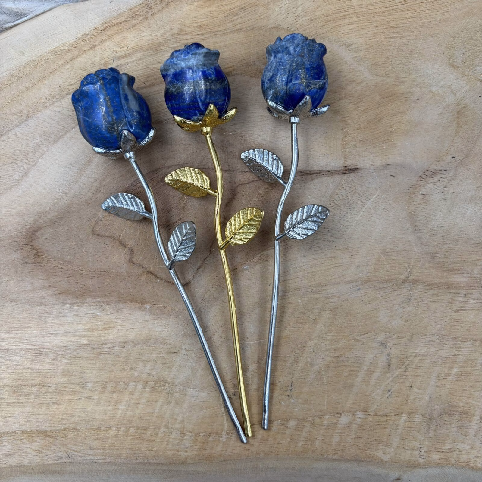 blauwe lapis lazuli roos goud steeltje, edelsteen bloem donkerblauw lapis lazuli, lapis lazuli roos zilver steeltje, handgemaakte lapis lazuli roos 15 cm, edelsteen cadeau blauwe roos, natuursteen roos met gouden pyriet