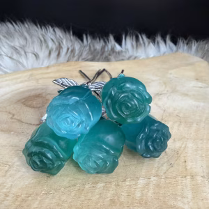 groene cats eye roos zilverkleurig steeltje, synthetische edelsteen bloem groen kattenoog, handgemaakte groene roos 15 cm, cadeau met kattenoog effect, decoratieve groene roos kunststeen, zilverkleurige steel groene roos