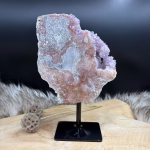 Roze Amethist op standaard met zichtbare kristallen, Roze Amethist op zwarte standaard, Patagonische Amethist kristallen met hematiet, Roze Amethist 896 gram zijaanzicht, Kristalpunten van Roze Amethist uit Argentinië, Edelsteen op standaard voor interieur, Roze Amethist 20 cm hoog op voet