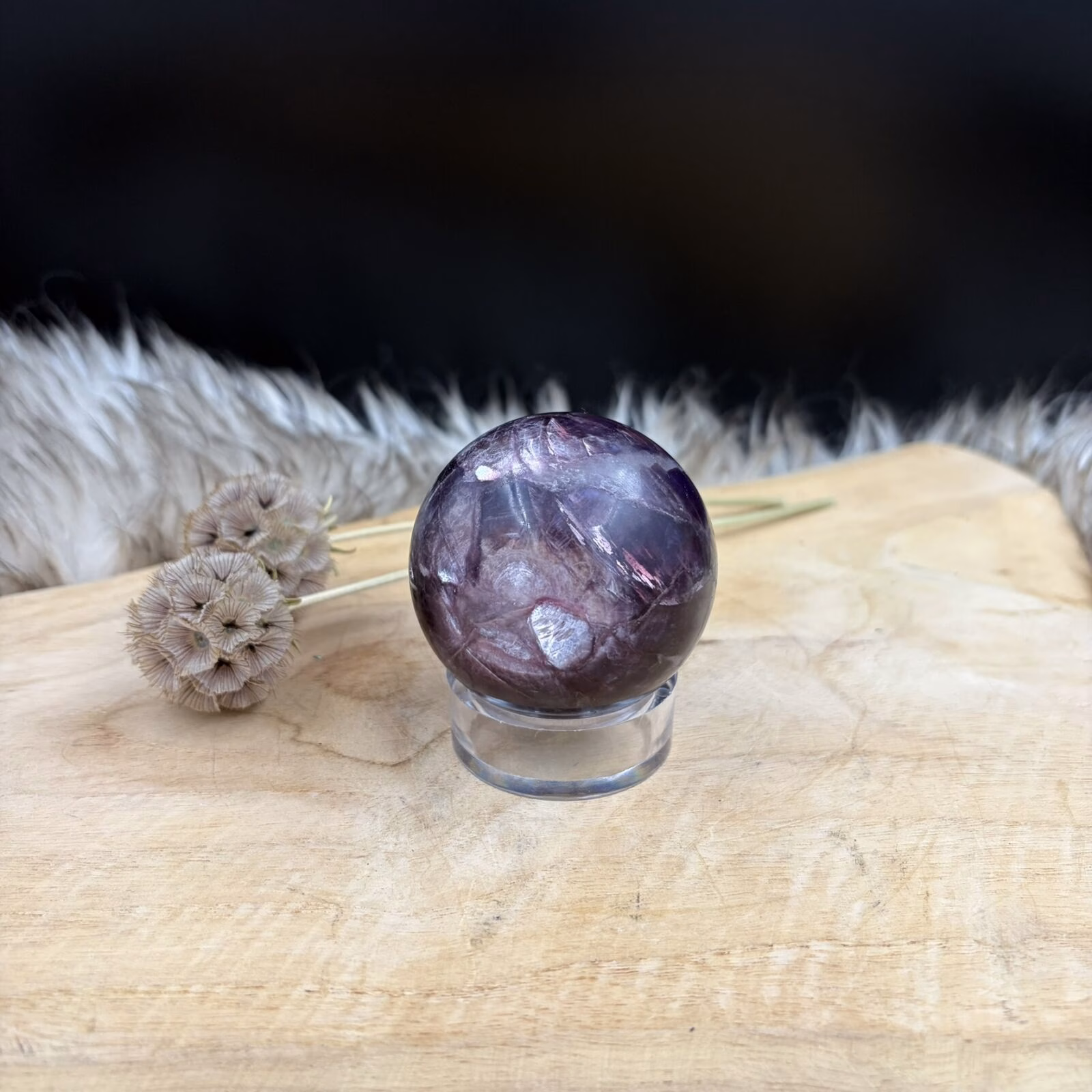 Lepidoliet bol op ringetje 285 gram, paarse edelsteen bol met parelmoerglans, lepidoliet kristal tegen slaapproblemen en stress, gepolijste lepidoliet bol diameter 5.5 cm, edelsteen bol voor kruinchakra en weegschaal, paars-lila lepidoliet met mooie flash.