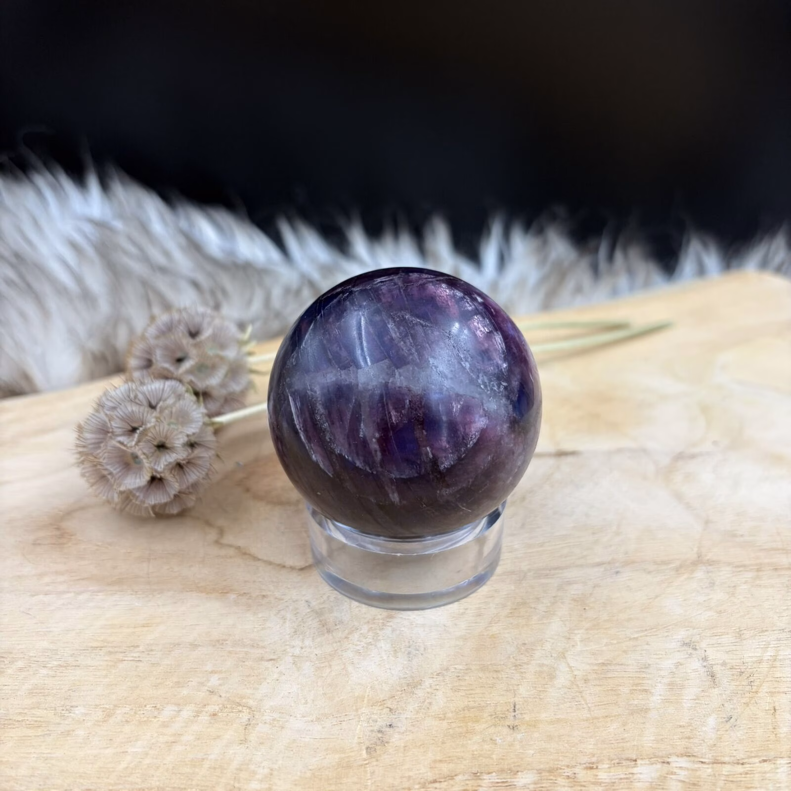 Lepidoliet bol op ringetje 285 gram, paarse edelsteen bol met parelmoerglans, lepidoliet kristal tegen slaapproblemen en stress, gepolijste lepidoliet bol diameter 5.5 cm, edelsteen bol voor kruinchakra en weegschaal, paars-lila lepidoliet met mooie flash.