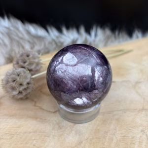 Lepidoliet bol op ringetje 285 gram, paarse edelsteen bol met parelmoerglans, lepidoliet kristal tegen slaapproblemen en stress, gepolijste lepidoliet bol diameter 5.5 cm, edelsteen bol voor kruinchakra en weegschaal, paars-lila lepidoliet met mooie flash.