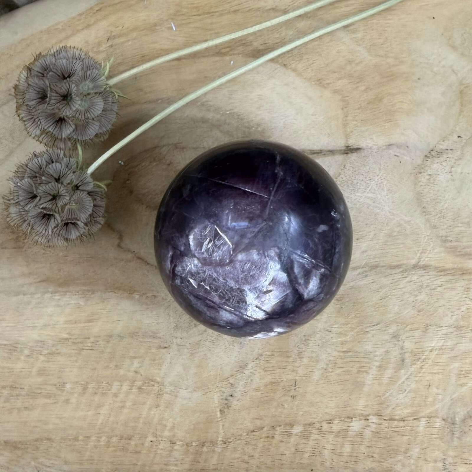 Lepidoliet bol op ringetje 285 gram, paarse edelsteen bol met parelmoerglans, lepidoliet kristal tegen slaapproblemen en stress, gepolijste lepidoliet bol diameter 5.5 cm, edelsteen bol voor kruinchakra en weegschaal, paars-lila lepidoliet met mooie flash.