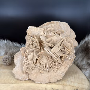 Woestijnroos edelsteen in natuurlijke vorm, grote zandroos uit Tunesië voor interieur, woestijnroos kristal voor emotionele balans, ruwe woestijnroos op houten tafel, zandkleurige edelsteen woestijnroos voor meditatie, uniek woestijnroos mineraal uit de natuur