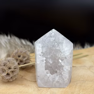 agaat torentje wit 165 gram kristallen, edelsteen toren wit agaat 7 cm hoog, natuurlijk agaat kristal brazilie focus, witte agaat toren met glinsterende holte, agaat torentje wit decoratie woonkamer, spirituele agaat steen voor wortelchakra
