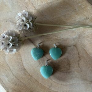 groene aventurijn hart hanger edelsteen, groene aventurijn hart hanger 2 cm edelsteen, groene aventurijn hart hanger met zilverkleurig oogje, groene aventurijn hart hanger groene edelsteen, groene aventurijn hart hanger detail steen, groene aventurijn hart hanger edelsteen sieraad