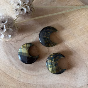Valkenoog maantje 3 cm met blauwe zijdeglans, handzame edelsteen maan van 7 gram voor focus, detail van natuurlijke lijnen in blauwe tijgeroog, valkenoog steentje voor rust in de broekzak, uniek geslepen valkenoog uit Zuid-Afrika, blauwgrijs maantje op een nachtkastje voor overzicht,
