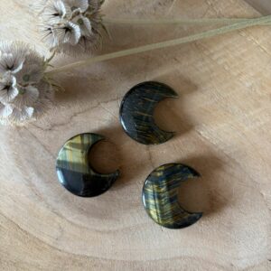 Valkenoog maantje 3 cm met blauwe zijdeglans, handzame edelsteen maan van 7 gram voor focus, detail van natuurlijke lijnen in blauwe tijgeroog, valkenoog steentje voor rust in de broekzak, uniek geslepen valkenoog uit Zuid-Afrika, blauwgrijs maantje op een nachtkastje voor overzicht,