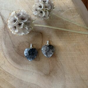 toermalijnkwarts hart hanger edelsteen, toermalijnkwarts hart hanger met zwarte naalden, toermalijnkwarts hart hanger 2 cm edelsteen, toermalijnkwarts hart hanger transparante kwarts, toermalijnkwarts hart hanger detail naalden, toermalijnkwarts hart hanger sieraad