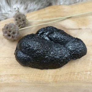 hematiet ruw mineraal met metaalglans, ruwe hematiet steen ijzererts natuur, hematiet bothryodaal druifvormig mineraal, zware hematiet steen uit marokko, natuurlijke hematiet ruw mineraal, hematiet ijzeroxide ruwe edelsteen, hematiet ruw donkere glanzende steen, hematiet mineraal structuur druifvormig oppervlak