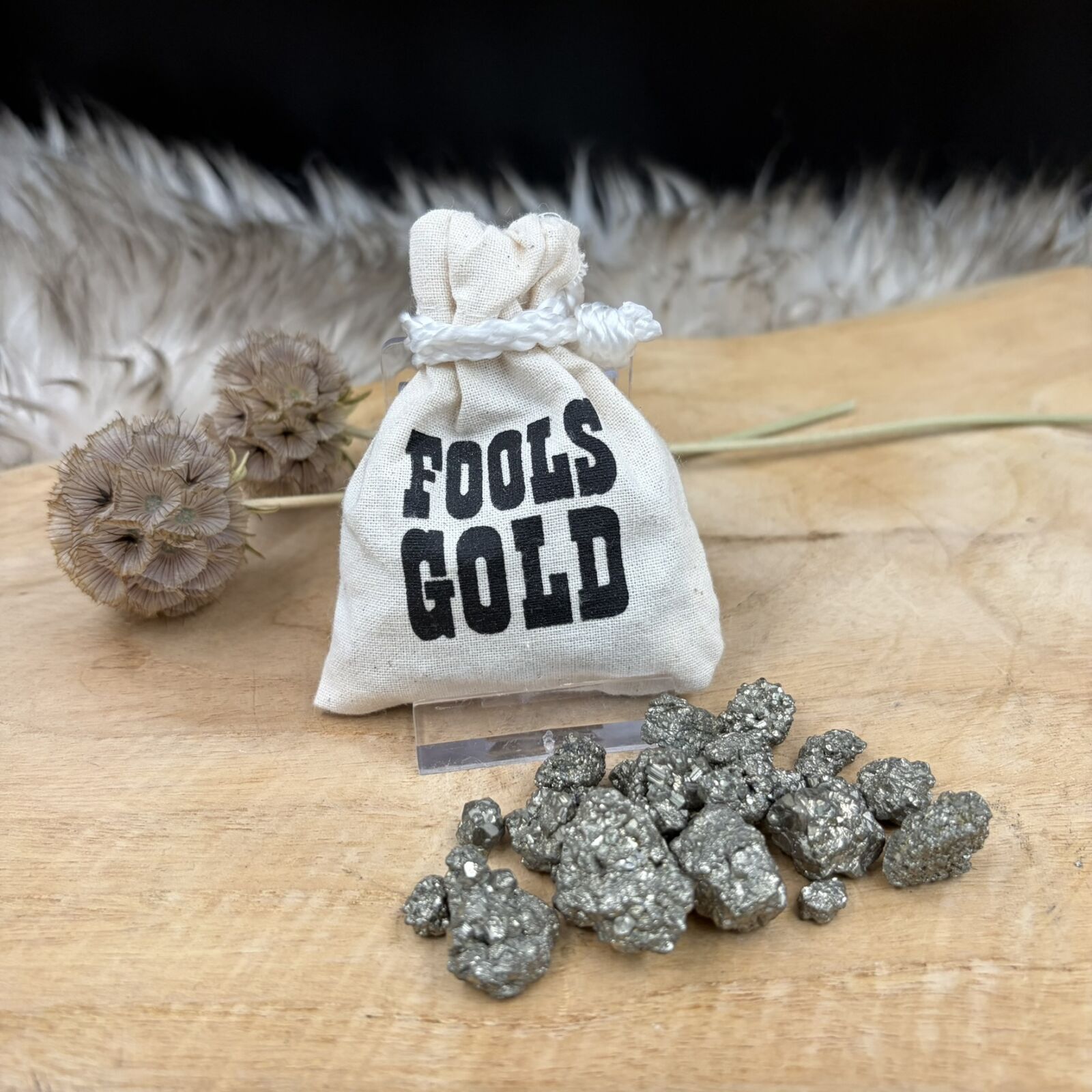 fools gold zakje pyriet brokjes, pyriet zakje met goudkleurige stenen, fools gold zakje pyriet mineralen, pyriet brokjes in linnen zakje, fools gold pyriet stenen detail, zakje pyriet ruwe mineralen