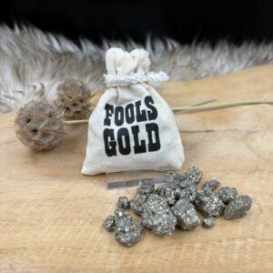 fools gold zakje pyriet brokjes, pyriet zakje met goudkleurige stenen, fools gold zakje pyriet mineralen, pyriet brokjes in linnen zakje, fools gold pyriet stenen detail, zakje pyriet ruwe mineralen
