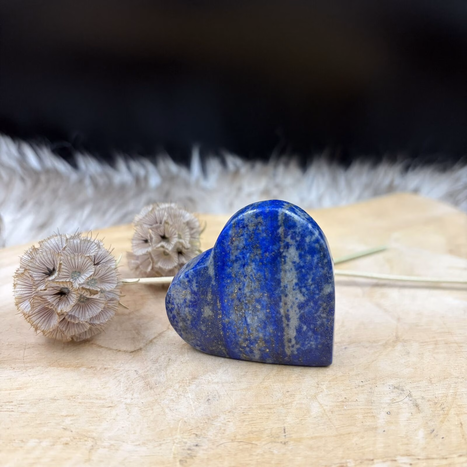 lapis lazuli hart diepblauwe edelsteen, lapis lazuli hart met pyriet insluitingen, gepolijst lapis lazuli hart edelsteen, lapis lazuli hart blauwe steen met gouden spikkels, lapis lazuli hart natuurlijke edelsteen, lapis lazuli hart spirituele steen, lapis lazuli hart geslepen edelsteen vorm hart, lapis lazuli hart edelsteen uit afghanistan