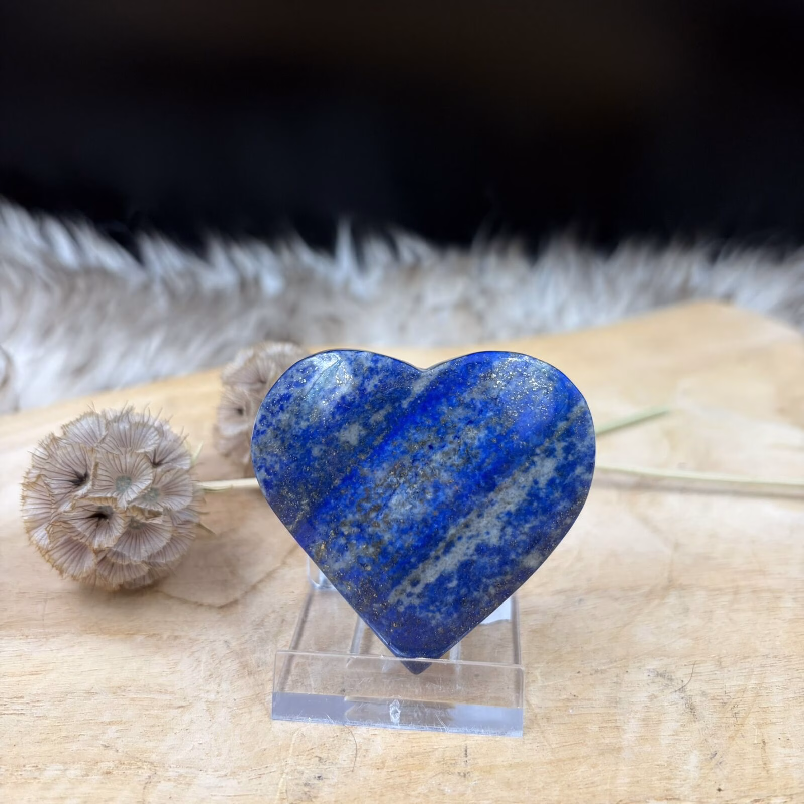 lapis lazuli hart diepblauwe edelsteen, lapis lazuli hart met pyriet insluitingen, gepolijst lapis lazuli hart edelsteen, lapis lazuli hart blauwe steen met gouden spikkels, lapis lazuli hart natuurlijke edelsteen, lapis lazuli hart spirituele steen, lapis lazuli hart geslepen edelsteen vorm hart, lapis lazuli hart edelsteen uit afghanistan