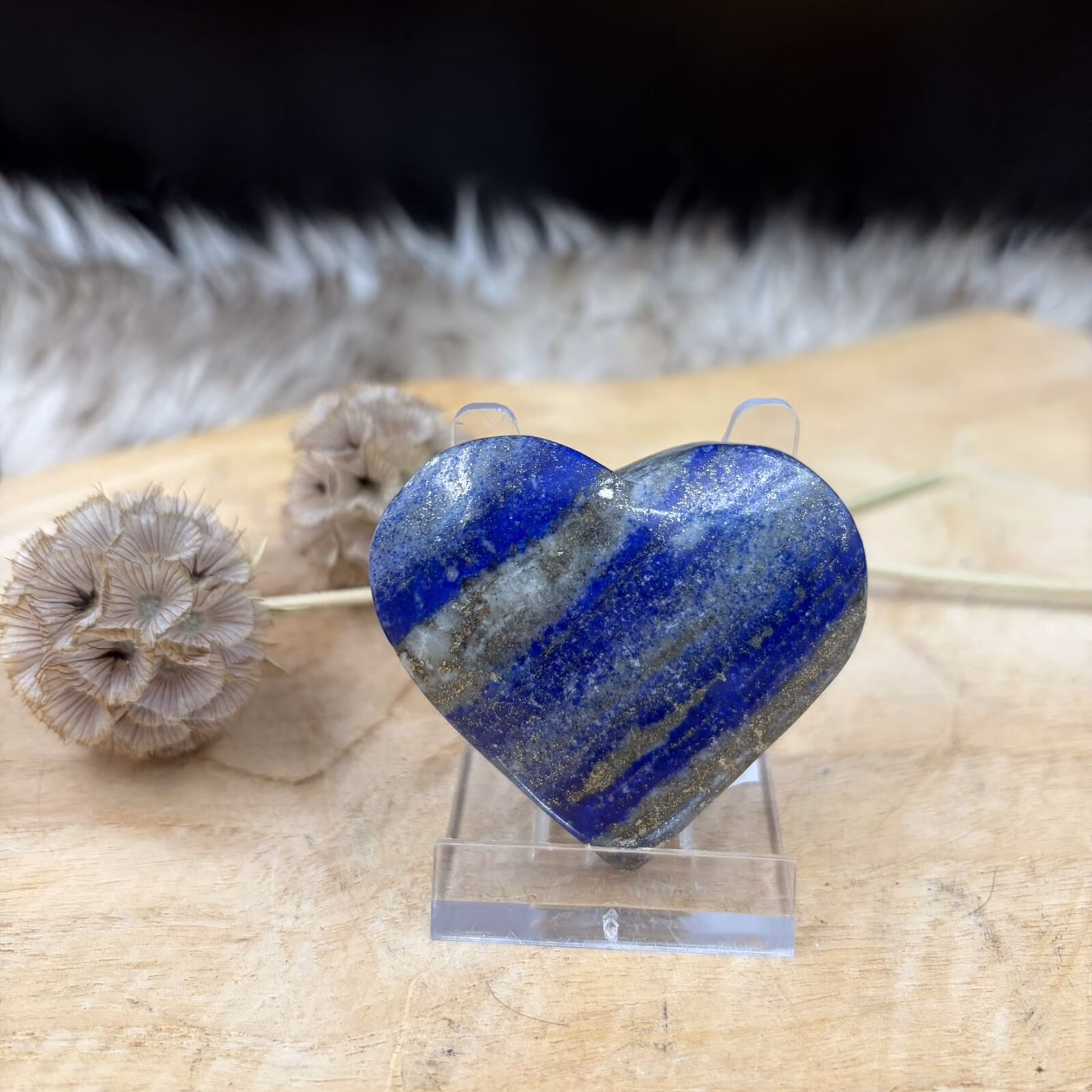 lapis lazuli hart diepblauwe edelsteen, lapis lazuli hart met pyriet insluitingen, gepolijst lapis lazuli hart edelsteen, lapis lazuli hart blauwe steen met gouden spikkels, lapis lazuli hart natuurlijke edelsteen, lapis lazuli hart spirituele steen, lapis lazuli hart geslepen edelsteen vorm hart, lapis lazuli hart edelsteen uit afghanistan