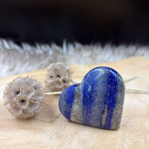 lapis lazuli hart diepblauwe edelsteen, lapis lazuli hart met pyriet insluitingen, gepolijst lapis lazuli hart edelsteen, lapis lazuli hart blauwe steen met gouden spikkels, lapis lazuli hart natuurlijke edelsteen, lapis lazuli hart spirituele steen, lapis lazuli hart geslepen edelsteen vorm hart, lapis lazuli hart edelsteen uit afghanistan