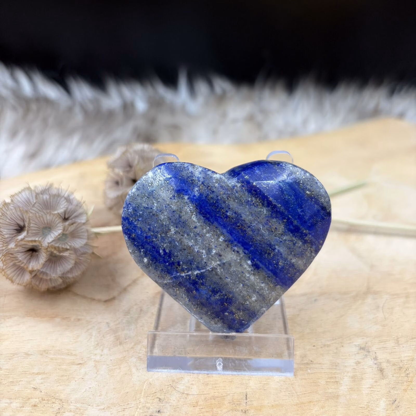 lapis lazuli hart diepblauwe edelsteen, lapis lazuli hart met pyriet insluitingen, gepolijst lapis lazuli hart edelsteen, lapis lazuli hart blauwe steen met gouden spikkels, lapis lazuli hart natuurlijke edelsteen, lapis lazuli hart spirituele steen, lapis lazuli hart geslepen edelsteen vorm hart, lapis lazuli hart edelsteen uit afghanistan