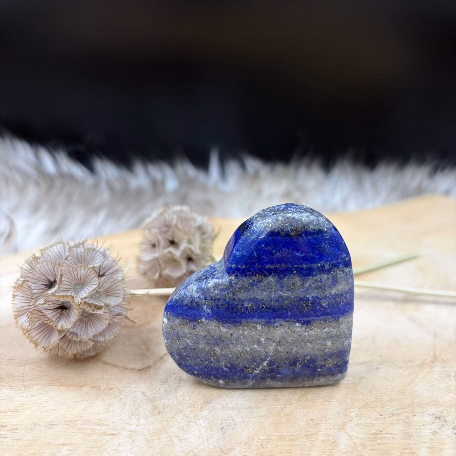 lapis lazuli hart diepblauwe edelsteen, lapis lazuli hart met pyriet insluitingen, gepolijst lapis lazuli hart edelsteen, lapis lazuli hart blauwe steen met gouden spikkels, lapis lazuli hart natuurlijke edelsteen, lapis lazuli hart spirituele steen, lapis lazuli hart geslepen edelsteen vorm hart, lapis lazuli hart edelsteen uit afghanistan