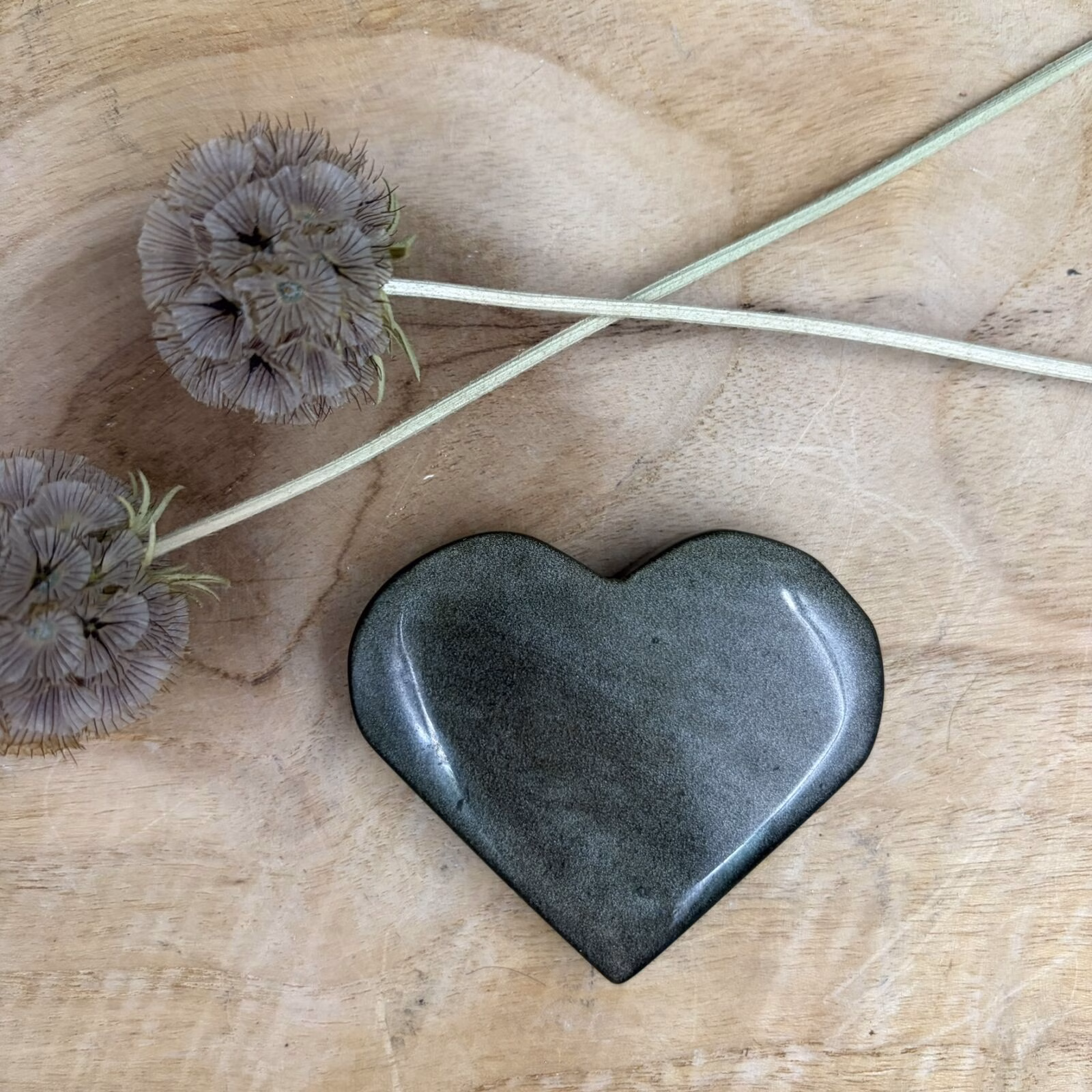 Goud obsidiaan hart met gouden flash gepolijst 4 tot 5 cm edelsteen hart, Goud obsidiaan hart gepolijst met gold sheen glans zwart edelsteen hart, Goud obsidiaan hart met sterke gouden schittering gepolijste obsidiaan steen, Goud obsidiaan hart variabel product edelsteen hart 35 tot 75 gram, Goud obsidiaan hart met gouden gloed gepolijst vulkanisch glas uit Mexico, Goud obsidiaan hart met duidelijke gold sheen flash gepolijste edelsteen, Goud obsidiaan hart zwart met goudkleurige glans handgeslepen hart, Goud obsidiaan hart detail van gouden schittering in obsidiaan steen, Goud obsidiaan hart gepolijst edelsteen hart met gouden lichtreflectie, Goud obsidiaan hart natuurlijke gold sheen obsidiaan gepolijste steen