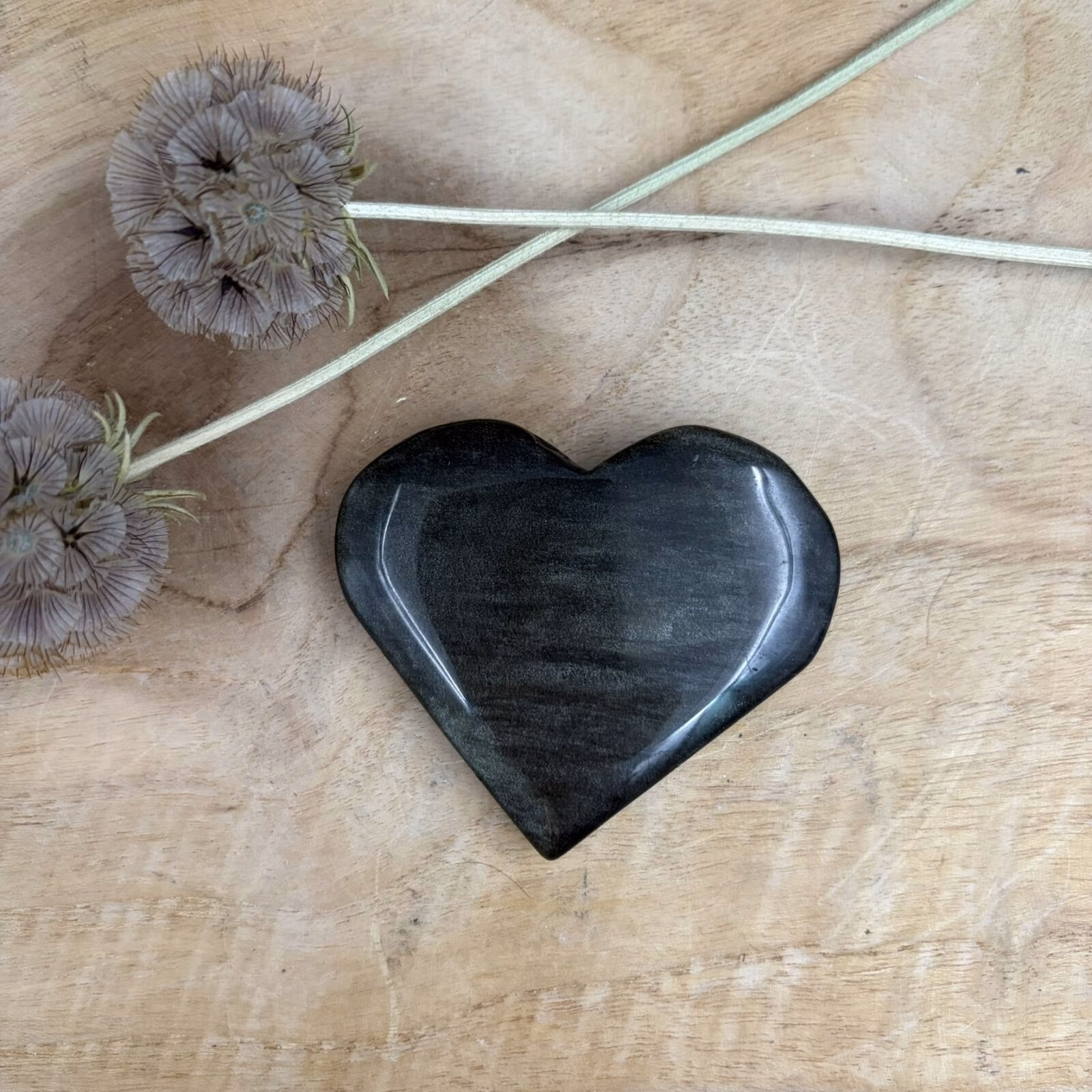 Goud obsidiaan hart met gouden flash gepolijst 4 tot 5 cm edelsteen hart, Goud obsidiaan hart gepolijst met gold sheen glans zwart edelsteen hart, Goud obsidiaan hart met sterke gouden schittering gepolijste obsidiaan steen, Goud obsidiaan hart variabel product edelsteen hart 35 tot 75 gram, Goud obsidiaan hart met gouden gloed gepolijst vulkanisch glas uit Mexico, Goud obsidiaan hart met duidelijke gold sheen flash gepolijste edelsteen, Goud obsidiaan hart zwart met goudkleurige glans handgeslepen hart, Goud obsidiaan hart detail van gouden schittering in obsidiaan steen, Goud obsidiaan hart gepolijst edelsteen hart met gouden lichtreflectie, Goud obsidiaan hart natuurlijke gold sheen obsidiaan gepolijste steen