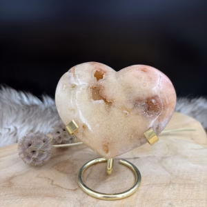 Roze amethist hart uit Argentinië met natuurlijke kristallen structuur 407 gram edelsteen hart, Roze amethist hart met roze en perzik tinten uit Argentinië 10 cm edelsteen hart, Roze amethist hart met glinsterende kristallen structuur gepolijste edelsteen, Roze amethist hart 407 gram met zichtbare kristallen geode structuur, Roze amethist hart uit Patagonië met hematiet insluitsels edelsteen hart, Groot roze amethist hart met natuurlijke kristallen en zachte roze kleur, Roze amethist hart detail van glinsterende kristallen in edelsteen, Roze amethist hart gepolijst hartvormig kristal uit Argentinië, Roze amethist hart met natuurlijke kristallen en aardse roze tinten, Roze amethist hart met schitterende kristalpunten uit Argentinië edelsteen hart