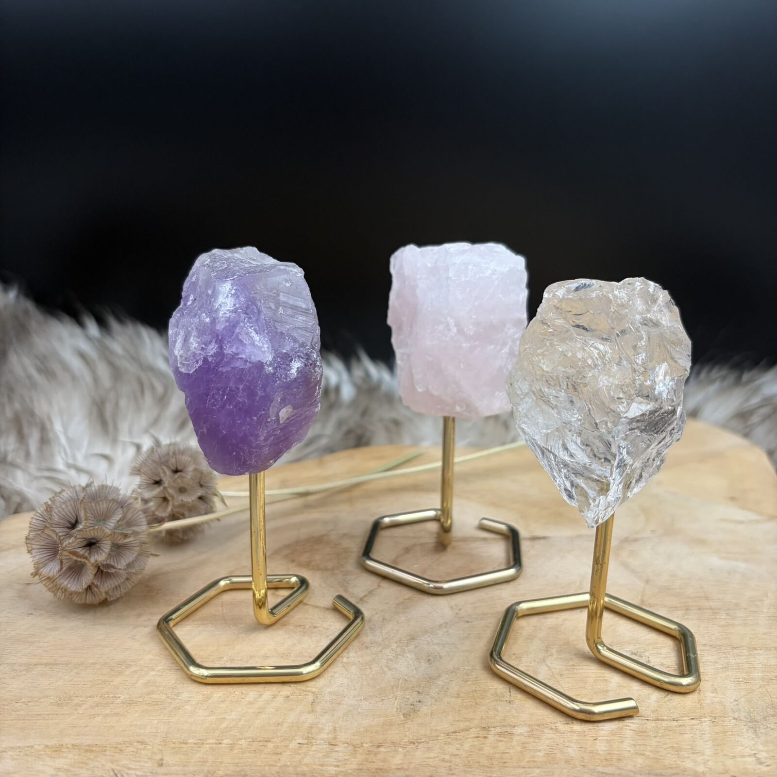 Gouden driehoek ruw op standaard, amethist ruw op standaard goudkleurig, amethist op standaard paars kristal, ruwe amethist op voet, amethist kristal op standaard 12 cm, amethist werking rust steen, natuurlijke amethist uit Brazilië, amethist op standaard slaapkamer, paarse amethist kristallen op voet, Gouden driehoek ruw op standaard, rozenkwarts ruw op standaard, rozenkwarts op standaard roze kristal, ruwe rozenkwarts op voet, rozenkwarts werking liefde steen, rozenkwarts kristal op standaard, natuurlijke rozenkwarts steen, rozenkwarts op standaard slaapkamer, roze edelsteen op standaard, Gouden driehoek ruw op standaard, bergkristal ruw op standaard, bergkristal op standaard helder kristal, ruwe bergkristal op voet, bergkristal werking energie steen, bergkristal kristal op standaard, natuurlijke bergkristal steen, bergkristal op standaard woonkamer, transparant kristal op standaard