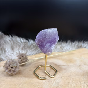 Gouden driehoek ruw op standaard, amethist ruw op standaard goudkleurig, amethist op standaard paars kristal, ruwe amethist op voet, amethist kristal op standaard 12 cm, amethist werking rust steen, natuurlijke amethist uit Brazilië, amethist op standaard slaapkamer, paarse amethist kristallen op voet