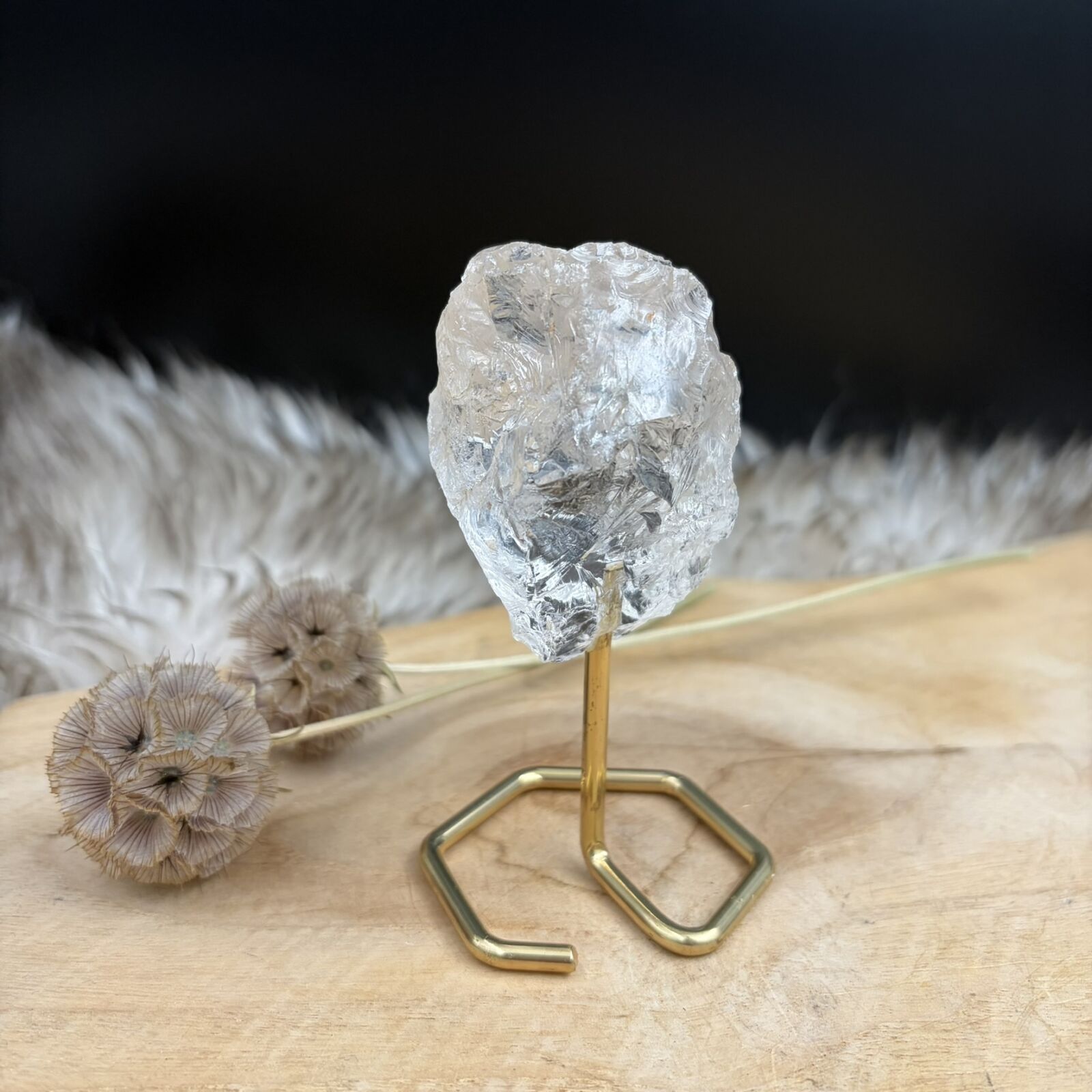 Gouden driehoek ruw op standaard, bergkristal ruw op standaard, bergkristal op standaard helder kristal, ruwe bergkristal op voet, bergkristal werking energie steen, bergkristal kristal op standaard, natuurlijke bergkristal steen, bergkristal op standaard woonkamer, transparant kristal op standaard